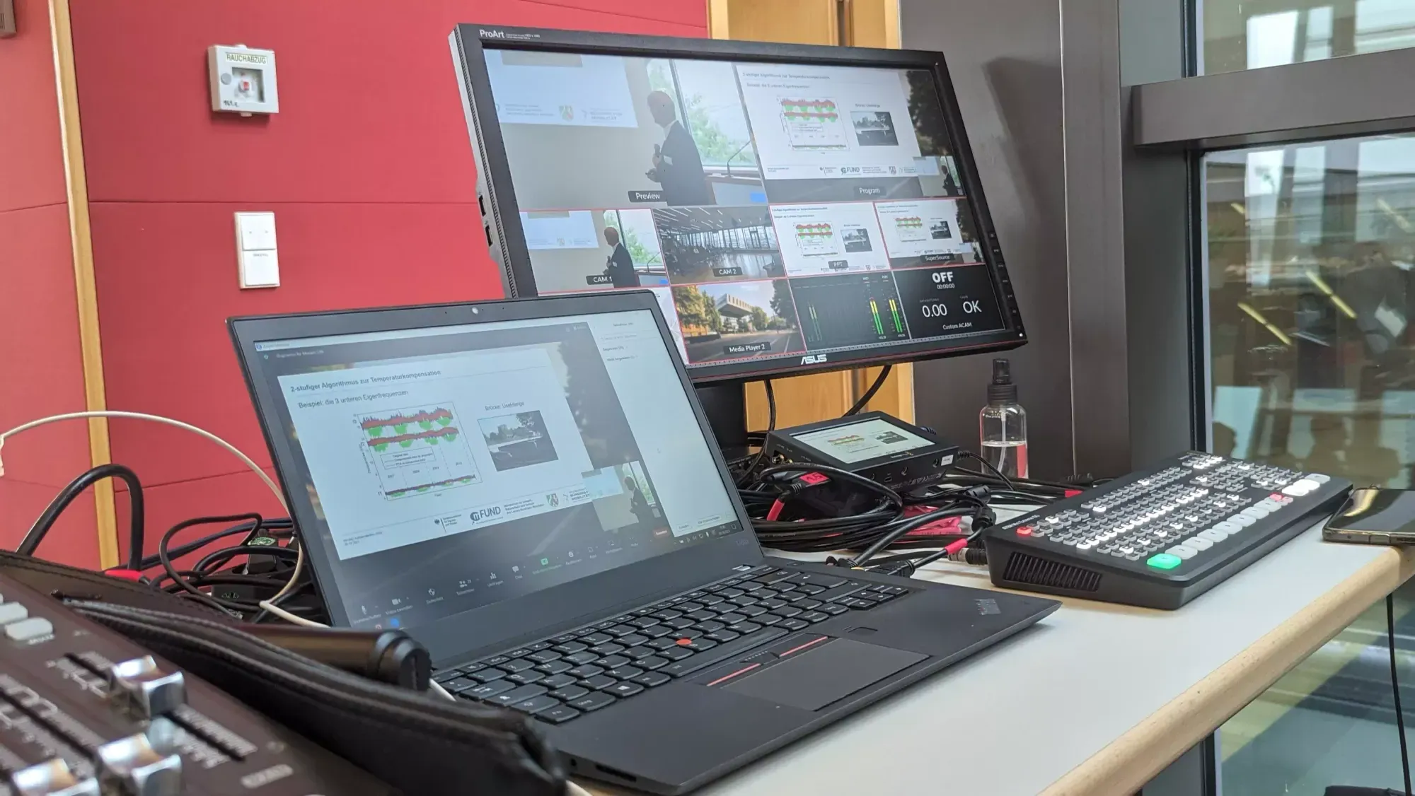 Regieplatz mit Monitoren und Bildmischer für einen Livestream